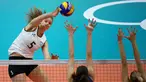 Atlet voli asal Argentina, Lucia Fresco (kiri) melakukan smash saat laga melawan Rusia di Olimpiade Rio 2016, Brasil pada 6 Agustus 2016. (REUTERS / Marcelo del Pozo)