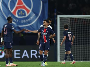 Bek Paris Saint-Germain, Willian Pacho (kiri) dan Warren Zaire-Emery merayakan kemenangan mereka di akhir pertandingan leg pertama babak perempat final Liga Champions 2024/2025 melawan Aston Villa di stadion Parc des Princes, Paris, 9 April 2025 atau Kamis (10/04/2025) dini hari WIB. (FRANCK FIFE/AFP)