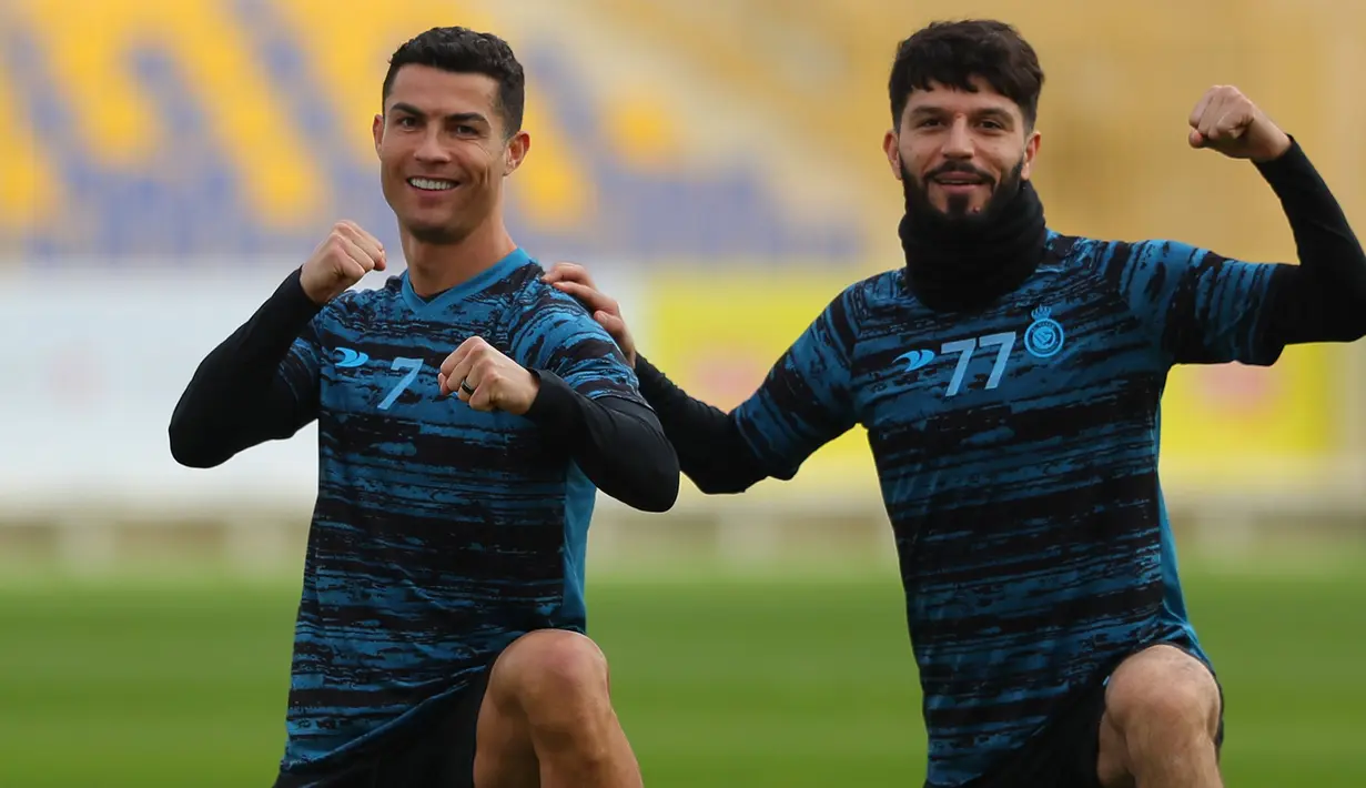 Cristiano Ronaldo (kiri) berfoto bersama dengan rekan setimnya di Al Nassr, Jaloliddin Masharipov saat sesi latihan yang berlangsung di Mrsool Park, Arab Saudi, Jumat (13/01/2023) waktu setempat. (Twitter/@AlNassrFC)
