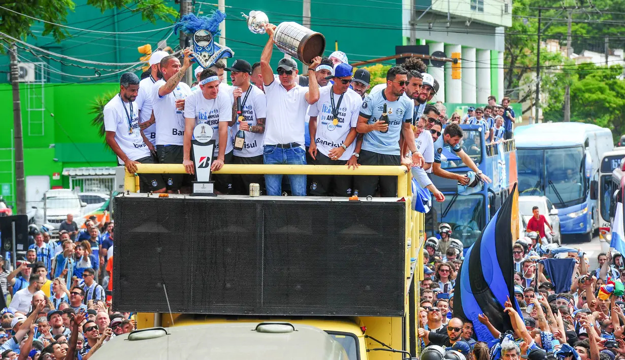 Pemain Gremio merayakan keberhasilan meraih juara Copa Libertadores dengan pawai di Porto Alegre, Brasil, Kamis (30/11/2017). Gremio menjadi juara Copa Libertadores setelah mengalahkan Lanus dengan skor agregat 3-1. (AFP/Itamar Aguiar)