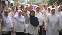 Puluhan warga kompleks militer perumahan Zeni, Mampang, Jakarta, melakukan aksi protes menolak pengosongan rumah mereka, Senin (26/10). Kodam Jaya berencana mengosongkan 71 rumah yang dihuni purnawirawan TNI AD. (Liputan6.com/Gempur M Surya)