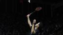 Tunggal putra Indonesia, Anthony Ginting, berusaha mengembalikan kok saat melawan tunggal Jepang pada Indonesia Masters 2019 di Istora Senayan, Jakarta, Jumat (25/1). Ginting gagal lolos ke semifinal. (Bola.com/Yoppy Renato)