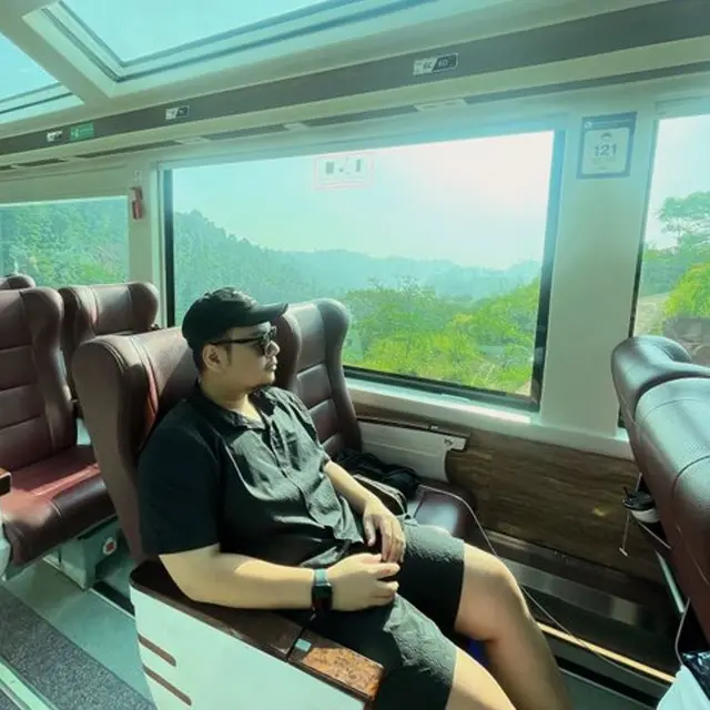 Turis Malaysia Kagumi Kereta Panoramic, Ungkap Waktu Terbaik Mendapatkan Pemandangan Indah.  foto: Twitter @arfdy12