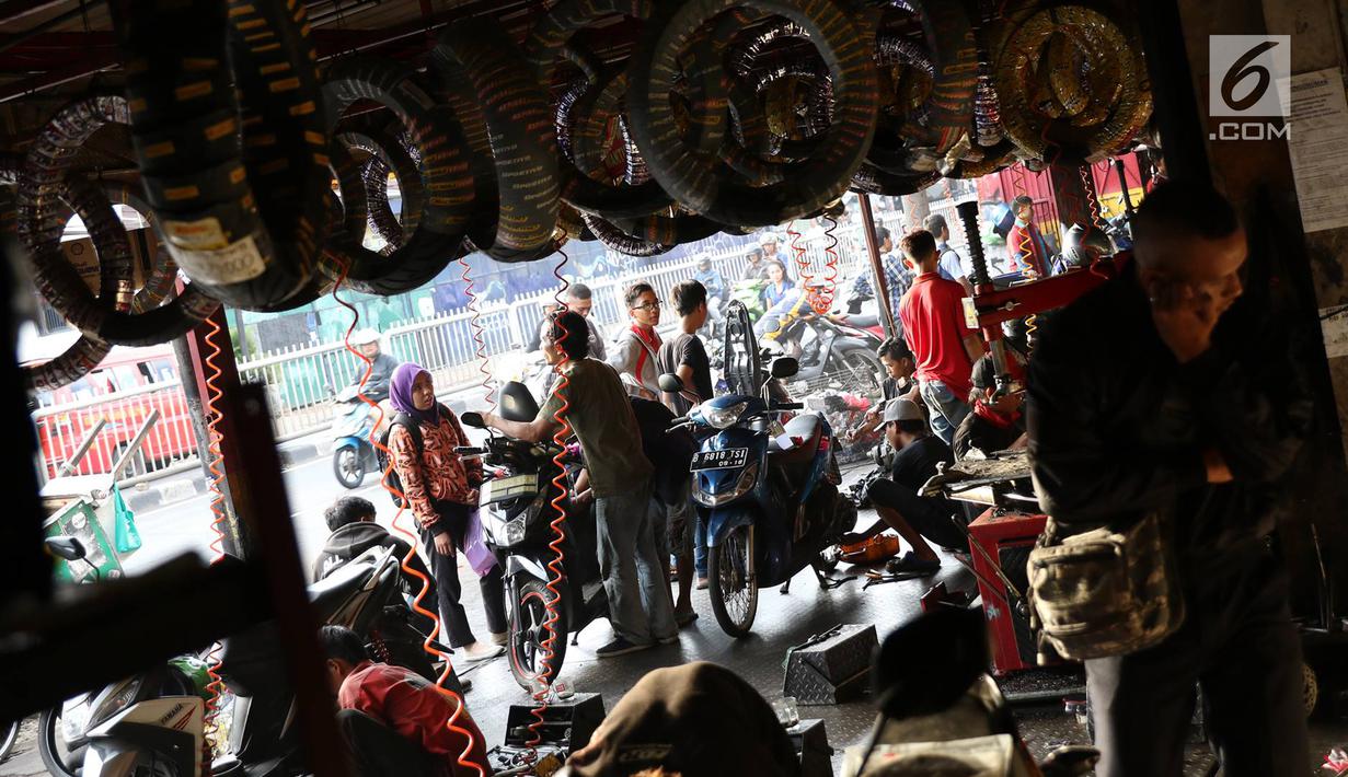 Suasana di salah satu bengkel sepeda motor di Jakarta, Jumat (16/6). Pemilik bengkel mengaku order yang ia terima naik hingga 100 persen menjelang lebaran. (Liputan6.com/Immanuel Antonius)
