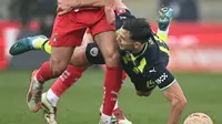 Nico Gonzalez mengalami cedera pada laga debutnya bersama Manchester City saat bersua&nbsp;Leyton Orient pada laga putaran keempat Piala FA di&nbsp;Gaughan Group Stadium, Sabtu (8/2/2025) malam WIB. (AFP/Justin Tallis)