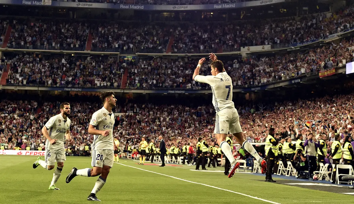 Selebrasi pemain Real Madrid, Cristiano Ronaldo (kanan), setelah berhasil menjebol gawang Sevilla dalam pertandingan lanjutan Liga Spanyol di Santiago Bernabeu stadium, 14 Mei 2017. Nama Cristiano Ronaldo tidak akan terlewat dalam sejarah panjang Real Madrid dan juga Liga Spanyol. Ia merupakan pemain kedua tersubur dalam daftar lima besar pencetak gol terbanyak Liga Spanyol sepanjang masa. Selama sembilan tahun bermain di Liga Spanyol, ia telah mencatatkan 311 gol bersama Real Madrid. (AFP/Gerard Julien)