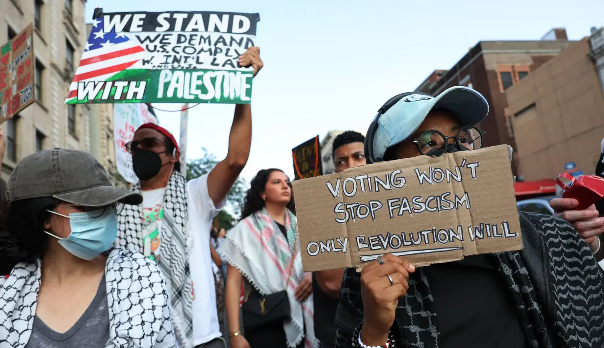 Para aktivis pro-Palestina terus menyoroti perang di Gaza antara milisi Hamas dan Israel. (Michael M. Santiago/Getty Images North America/Getty Images via AFP)