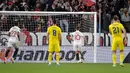 Pemain Sevilla Ivan Rakitic (kedua kanan) mencetak gol ke gawang Dinamo Zagreb pada pertandingan sepak bola Liga Europa di Stadion Ramon Sanchez Pizjuan, Seville, Spanyol, 17 Februari 2022. Sevilla menang 3-1. (CRISTINA QUICLER/AFP)
