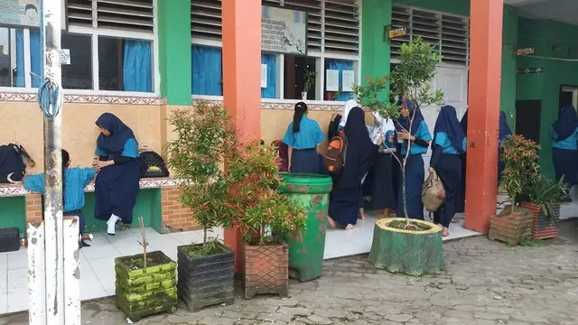 Kabar pelarangan bercadar di SMPN 29 Makassar jadi viral (Liputan6.com/ Eka Hakim)