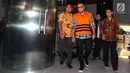 Tersangka mantan Direktur PT Murakabi Sejahtera, Irvanto Hendra Pambudi berjalan keluar usai menjalani pemeriksaan perdana di KPK, Jakarta, Jumat (9/3). KPK resmi menahan keponakan Setya Novanto tersebut terkait korupsi e-KTP. (Liputan6.com/Pool)