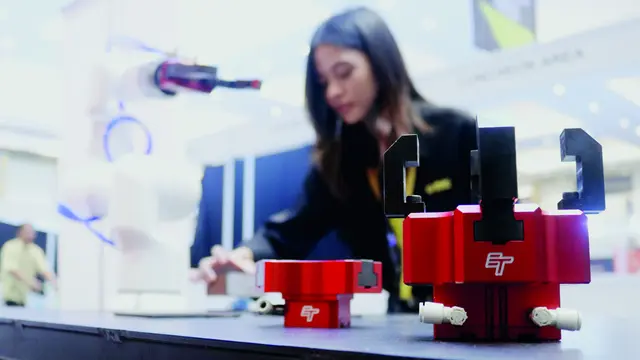 ET Robotics turut berpartisipasi dalam acara ini. ET Robotics, sebagai pelopor inovasi teknologi, telah memperkenalkan produk unggulannya, ET Robot Gripper.