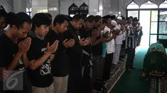 Para kerabat mensalatkan jenazah alm Guntoro di Lenteng Agung, Jakarta, Kamis (16/2). Diduga terkena serangan jantung , Guntoro, wartawan foto, Koran Jakarta meninggal dunia saat meliput banjir di daerah Pejaten Timur. (Liputan6.com/Faizal Fanani)