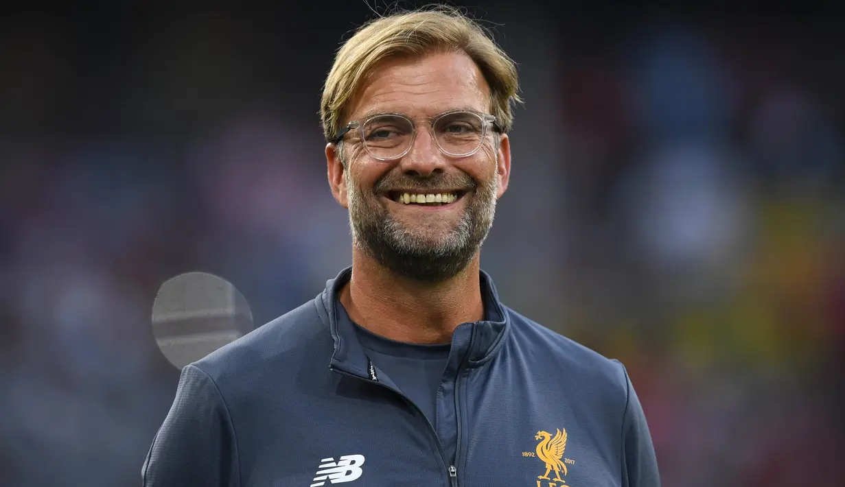 Pelatih Liverpool, Juergen Klopp, tersenyum saat pertandingan melawan Atletico Madrid pada laga final Audi Cup di Stadion Allianz, Munchen, Rabu (2/8/2017). Atletico Madrid menang 5-4 atas Liverpool melalui babak adu penalti. (AFP/Christof Stache)