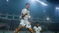 Pemain Timnas Indonesia U-22, Rafael Struick melakukan selebrasi, setelah mencetak gol ke gawang Mali U-22 pada laga ujicoba di Stadion Pakansari, Kabupaten Bogor, Selasa (18/11/2025). (Bola.com/Bagaskara Lazuardi)