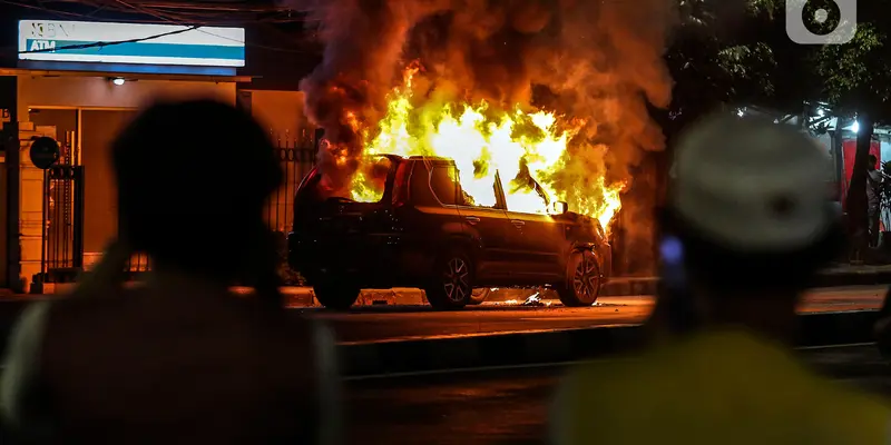 Mobil Terbakar Jadi Tontonan Warga