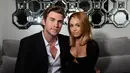 Selalu diberitakan putus-nyambung dalam hubungannya, kini Miley Cyrus dan Liam Hemsworth nampaknya kembali bertunangan. Terlihat memakai cincin di jari manis tangan kiri, Miley mengatakan itu bukan cincin favoritenya. (AFP/Bintang.com)