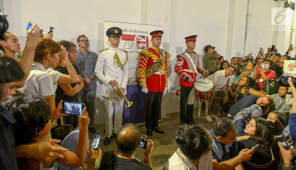 Musisi militer dari Inggris bermain musik di terowongan kereta Mass Rapid Transit (MRT) Kendal, Jakarta, Jumat (21/6/2019). Acara digelar dalam rangka HUT Ke-492 Kota Jakarta dan hubungan diplomatik 70 tahun Indonesia - Inggris. (merdeka.com/Imam Bukhori)