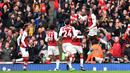 Striker Arsenal, Danny Welbeck, merayakan gol yang dicetaknya ke gawang Southampton pada laga Premier League di Stadion Emirates, London, Minggu (8/4/2018). Arsenal menang 3-2 atas Southampton. (AFP/Glyn Kirk)