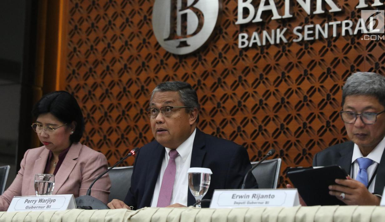 Gubernur BI Perry Warjiyo (tengah) didampingi DGS Destry Damayanti (kiri) dan Deputi Gubernur Erwin Rijanto (kanan) memberi keterangan pers hasil Rapat Dewan Gubernur di Kantor BI, Jakarta, Kamis (19/9/2019). BI menurunkan suku bunga acuan BI7DRR menjadi 5,25 persen. (Liputan6.com/Angga Yuniar)