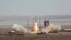 Gambar yang dikeluarkan oleh situs resmi Kementerian Pertahanan Iran menunjukkan peluncuran roket pembawa satelit Simorgh di Pusat Antariksa Imam Khomeini, Iran (27/7). (Iranian Defense Ministry via AP)