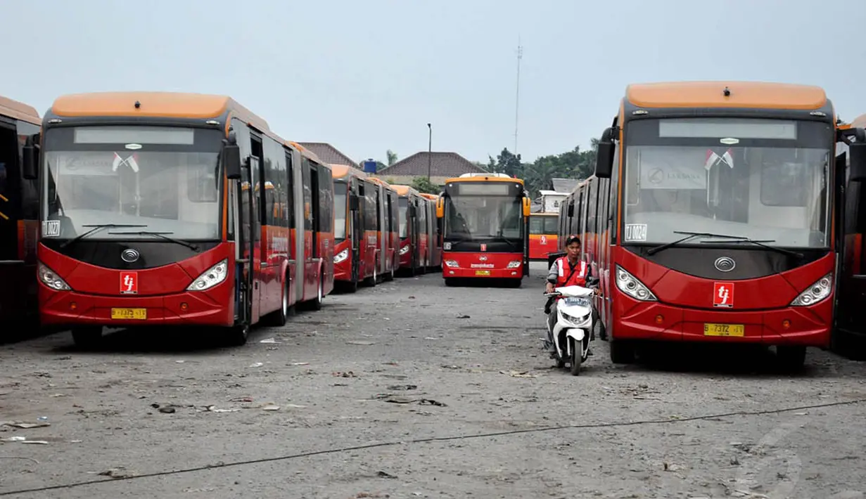 Sebanyak 29 unit bus merek Yutong ditarik dari peredaran, Jakarta, Rabu (3/9/14). (Liputan6.com/Miftahul Hayat)