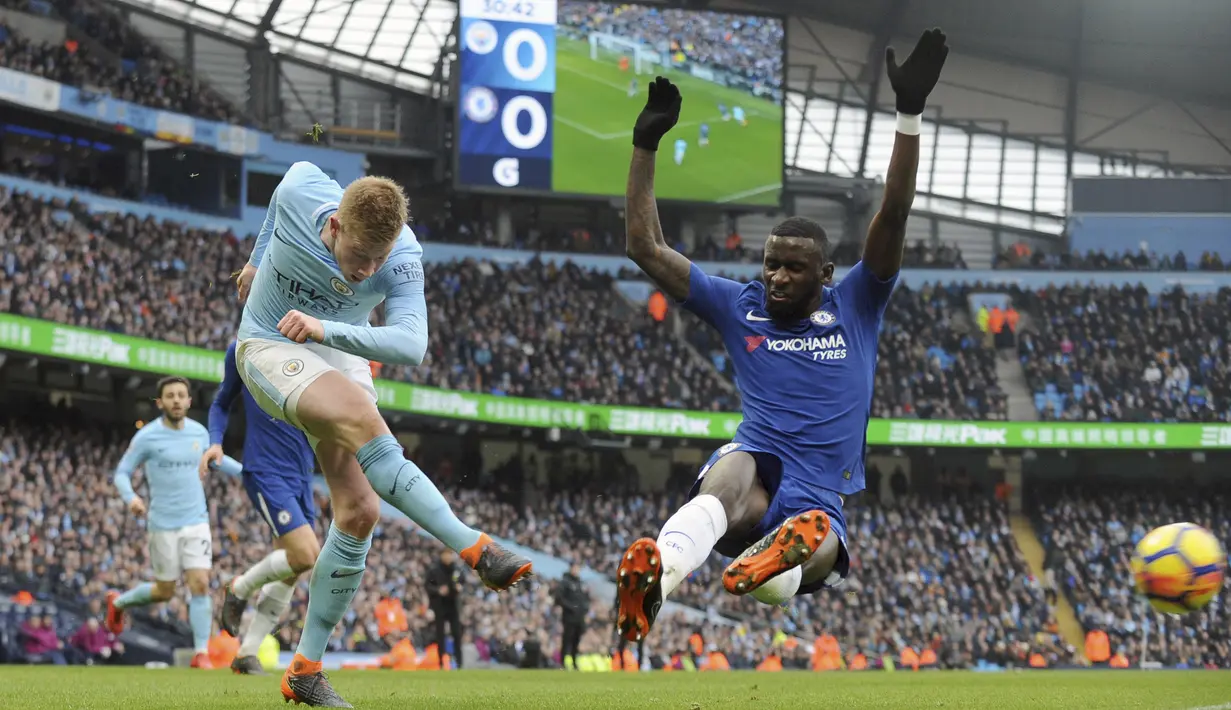 Aksi pemain Manchester City, Kevin De Bruyne (kiri) melepaskan tembakan melewati adangan pemain Chelsea, Antonio Rudiger pada lanjutan Premier League di Etihad Stadium, Manchester, (04/03/2018). Manchester City menang 1-0. (AP/Rui Vieira)