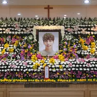 Dalam rekaman CCTV itu, Jonghyun tampak sedang berdiri di depan meja kasir. Ia terlihat mengenakan jaket warna hitam. (CHOI Hyuk/pool/AFP)