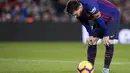 Lionel Messi bersiap melakukan tendangan penalti kontra Real Betis pada laga lanjutan La Liga 2018/19 yang berlangsung di stadion Camp Nou. Barcelona kalah 3-4. (AFP/Josep Lago)