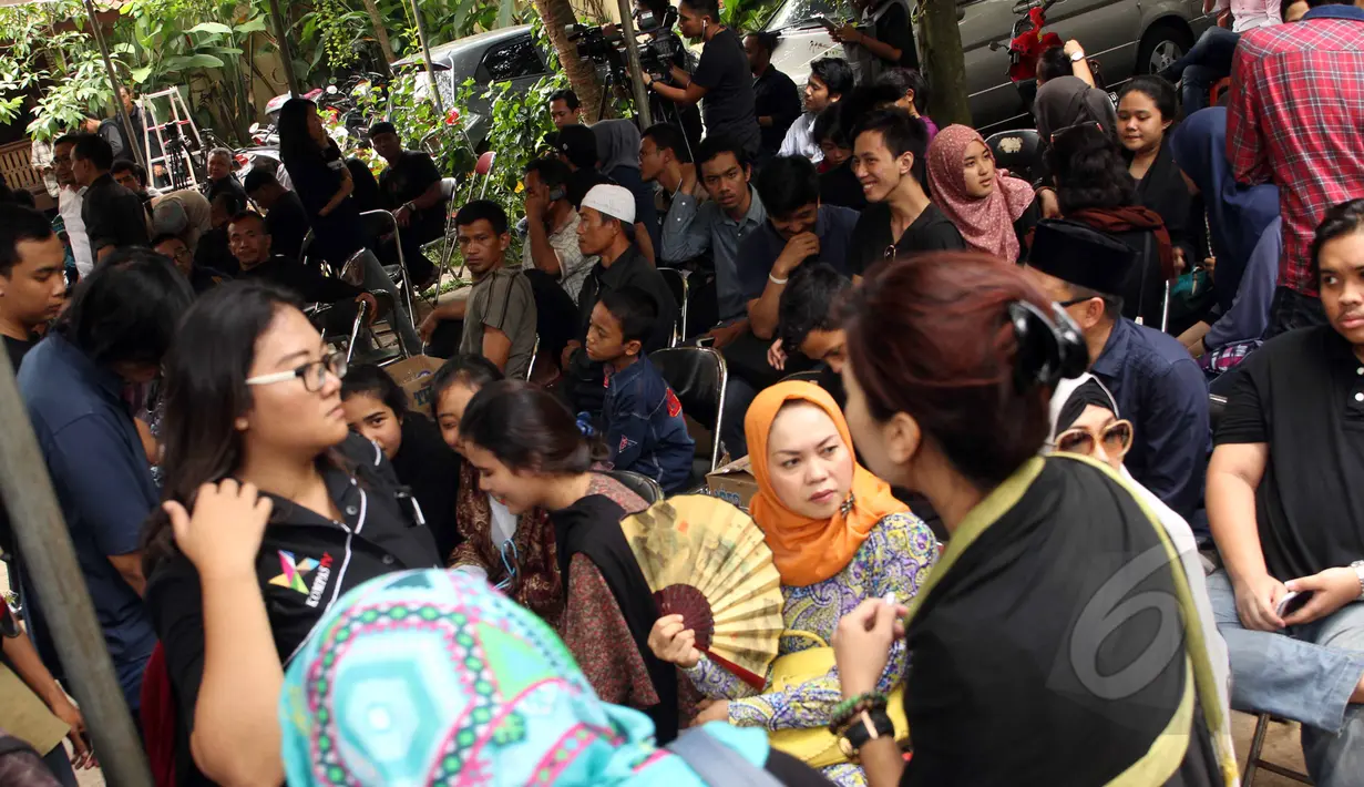 Rumah duka almarhum Didi Widiatmoko atau lebih akrab disapa Didi Petet telah dipadati oleh kerabat dan sanak saudara di kawasan Ciputat, Tangsel, Jumat (15/5/2015). Didi Petet meninggal karena diduga menderita asam lambung. (Liputan6.com/Helmi Afandi)