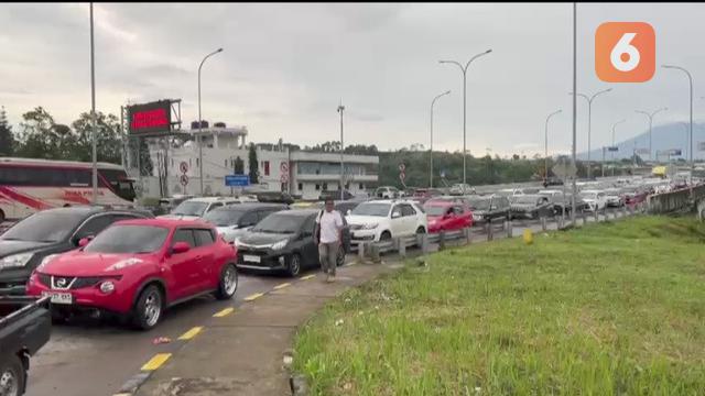 Kepadatan arus lalu lintas di exit tol Bocimi 3 Parungkuda Sukabumi saat mudik lebaran. (Liputan6.com/Fira Syahrin).