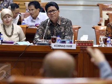 Ketua Komnas HAM Imdadun Rahmat (tengah) mengikuti Rapat Dengar Pendapat (RDP) dengan Komisi III DPR RI, Jakarta, Rabu (29/3). Rapat tersebut membahas Calon Anggota Komnas HAM Periode 2017-2022 dan Pansel Seleksi Komnas HAM. (Liputan6.com/Johan Tallo)