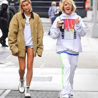 Justin Bieber dan Hailey Baldwin jelas tengah menikmati kebahagiaan yang diberikan oleh cinta. (SplashNews/HollywoodLife)