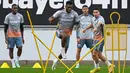 Pemain Bayer Leverkusen, Timothy Fosu-Mensah saat melakukan latihan untuk persiapan laga Grup B Liga Champions melawan Club Brugge, 31 Oktober 2022. Fosu-Mensah direkrut MU saat masih berusia 16 tahun. Ia diboyong dari Ajax Amsterdam dengan harga 380 ribu euro. Pemain berkebangsaan Belanda itu kesulitan mendapatkan tempat utama di Manchester United saat Louis van Gaal berkuasa. Ia malah lebih banyak dipinjamkan. (AFP/Sascha Schuermann)