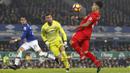 Penyerang Liverpool, Roberto Firmino, berusaha membobol gawang Everton. Pada laga ini Liverpool melepaskan empat kali tembakan ke arah gawang, sementara Everton hanya sekali. (Reuters/Carl Recine)
