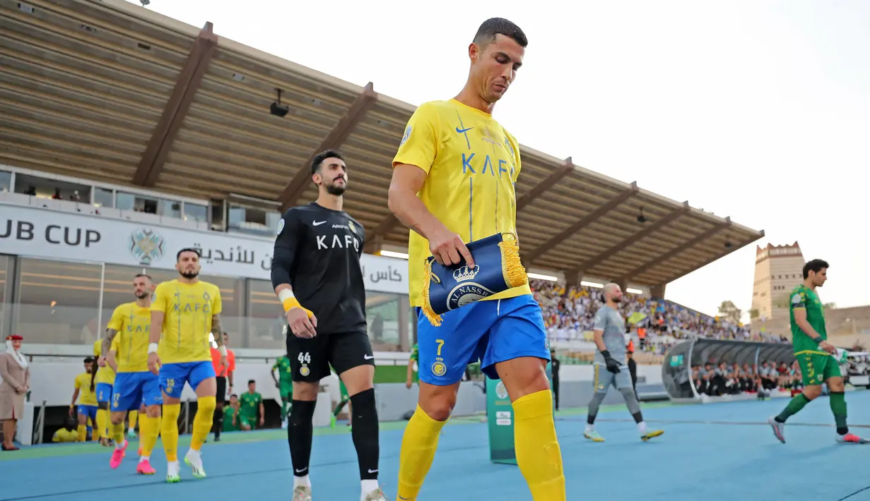 Pemain Al Nassr yang dipimpin oleh Cristiano Ronaldo berjalan memasuki lapangan saat laga semifinal Liga Champions Arab 2023 melawan Al Shorta di Prince Sultan bin Abdul Aziz Stadium, Abha, 9 Agustus 2023. Al Nassr sukses melaju ke babak final setelah menang dengan skor 1-0. (AFP/Abdullah Mahdi)