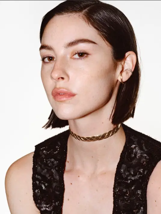 Dibintangi oleh Jennie sebagai pencari dan Gracie Abrams sebagai penyembunyi yang sulit ditangkap, film ini mengikuti perjalanan mereka yang saling terkait melalui koridor-koridor intim dan ruang-ruang tersembunyi, menangkap sensasi penemuan dan keajaiban pertemuan yang tak terduga. [Dok. CHANEL]