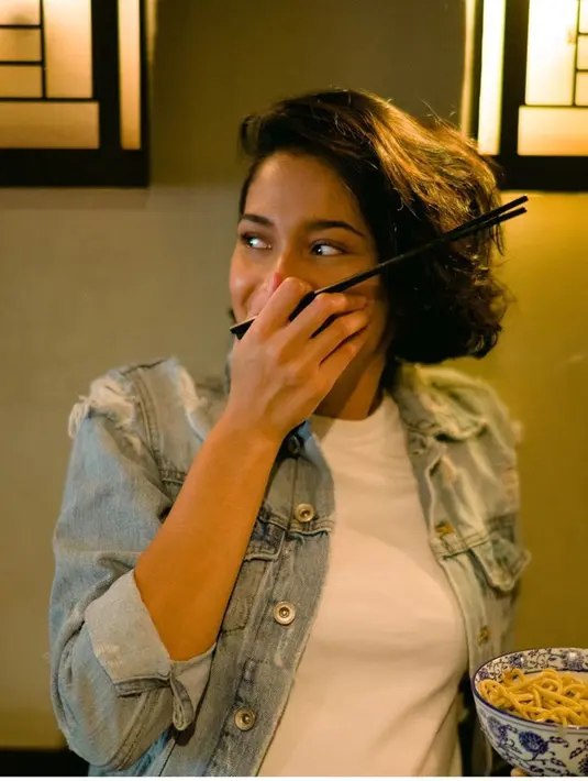 Untuk inspirasi, kamu bisa banget steal the style gaya Aghniny saat mengenakan denim style di momen hangout ini. Penampilan mantan atlet taekwondo ini semakin memesona dengan rambut pendek bergelombang. Bergaya candid saat difoto juga membuat penampilannya makin trendy. (Liputan6.com/IG/@aghninyhaque)