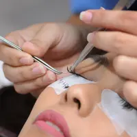 Ilustrasi memasang bulu mata palsu. (Sumber foto: Daniel Kampua/Bintang.com)