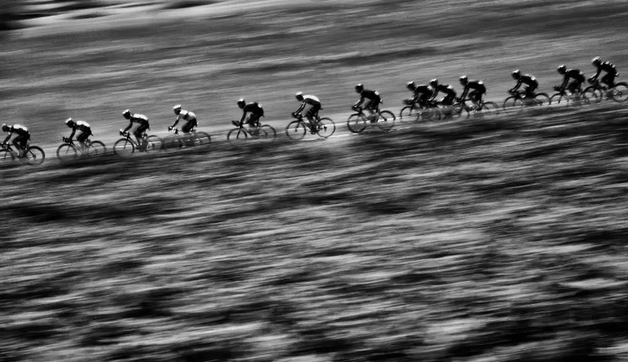 Suasana balapan di Etape 16 Tour de France antara Bourg-de-Peage dan Gap, Prancis. (20/7/2015). (AFP Photo/Jeff Pachoud)
