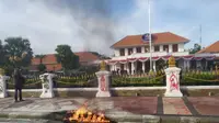 Aksi demo di depan Gedung Grahadi, Surabaya, Jawa Timur, Kamis (8/10/2020). (Foto: Liputan6.com/Dian Kurniawan)