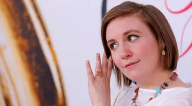 Lena Dunham saat menghadiri CFDA Fashion Awards  di Manhattan, New York, Senin (6/6). Aktris dan produser di serial Girls tersebut mengenakan strapless dress hitam dengan memadukannya kemeja putih di baliknya. (REUTERS/Andrew Kelly) 