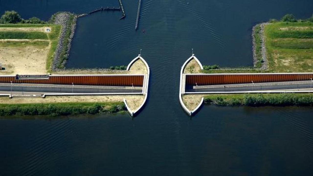 Sensasi Melintas di Jembatan Bawah Air