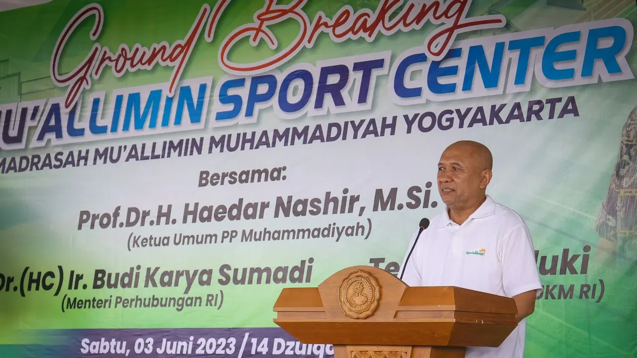 Menteri Koperasi dan UKM Teten Masduki meminta Muhammadiyah ikut terlibat dalam melahirkan pengusaha untuk mengembangkan ekonomi umat.