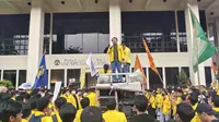 Kericuhan antara Badan Eksekutif Mahasiswa Universitas Indonesia (BEM UI) mewarnai aksi 1.000 hari kerja Rektor UI, Ari Kuncoro di depan gedung Rektorat. (Liputan6.com/Dicky Agung Prihanto)