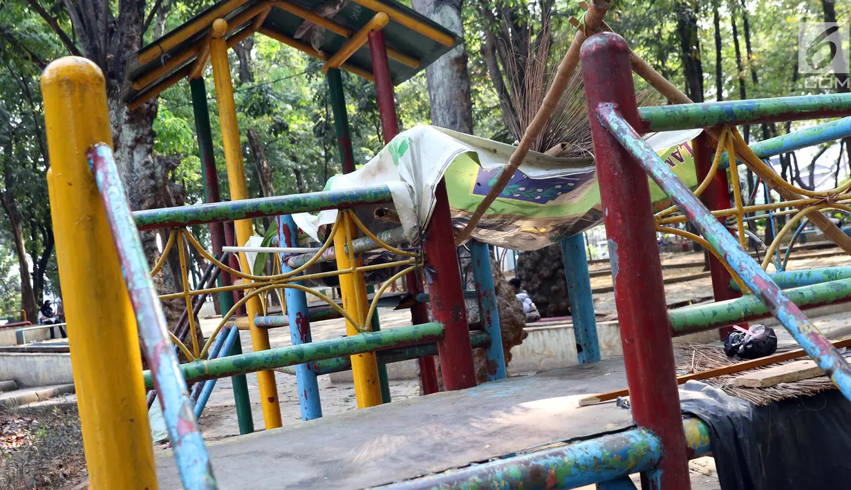 Kondisi sarana bermain anak di area Taman Puring yang berada di kawasan Jakarta Selatan, Minggu (15/9/2019). Nampak kondisi taman memprihatinkan, sejumlah bagian taman terlihat rusak dan kotor. (Liputan6.com/Helmi Fithriansyah)