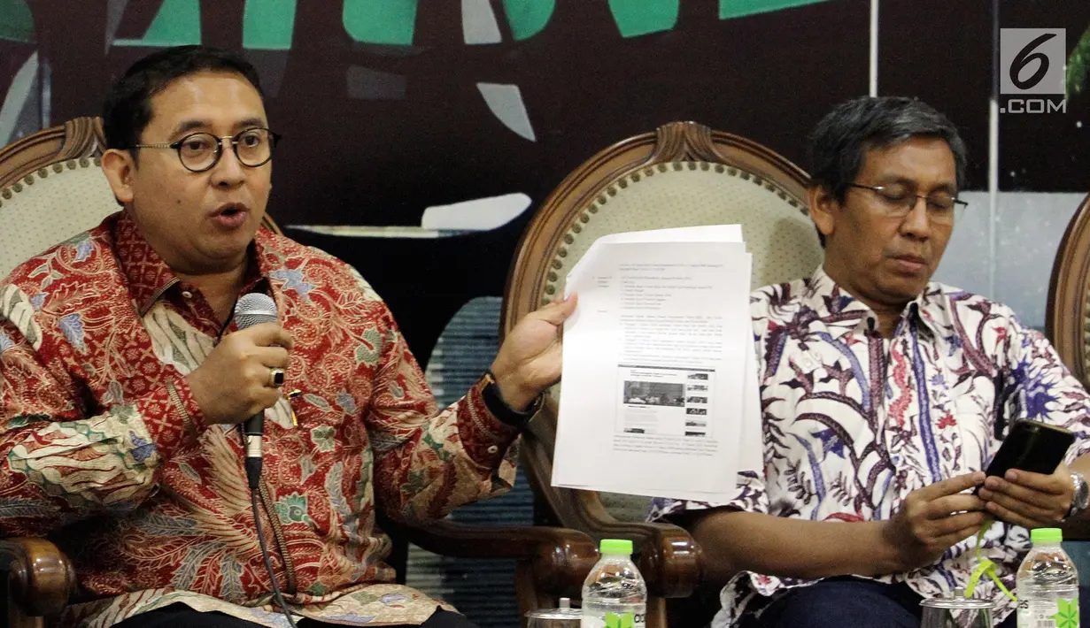 Anggota MPR Fraksi Gerindra, Fadli Zon (kiri) bersama pakar komunikasi politik Hamdi Muluk saat jadi narasumber diskusi Empat Pilar MPR, Jakarta, Jumat (5/10). Fadli mengimbau pemberantasan hoax tidak menggunakan standar ganda. (Liputan6.com/JohanTallo)