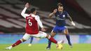 Pemain Arsenal, Gabriel, berusaha menghadang penyerang Southampton, Theo Walcott, pada laga Liga Inggris di Stadion Emirates, Kamis (17/12/2020). Kedua tim bermain imbang 1-1. (Peter Cziborra/Pool via AP)
