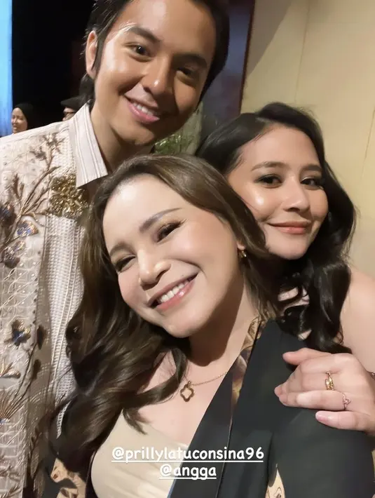 Penyanyi Rossa juga hadir dengan outer motif wayang dipadukan inner coklatnya. [@itsrossa910]