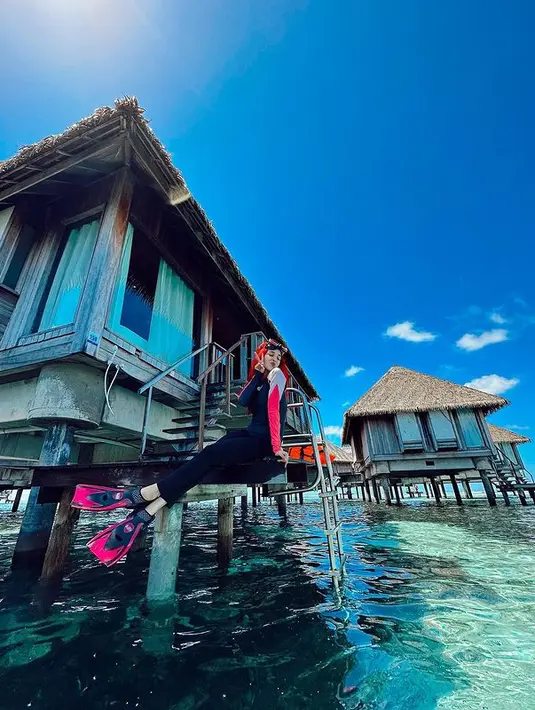 Mengenakan baju snorkeling lengkap, ia tampak begitu siap menjelajah keindahan laut Maldives. [Foto: Instagram/ Tasya Farasya]