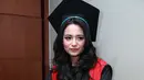 Elyzia Mulachela, berperan sebagai mahasiswi berjilbab yang memiliki dialek Madura. (Deki Prayoga/Bintang.com)